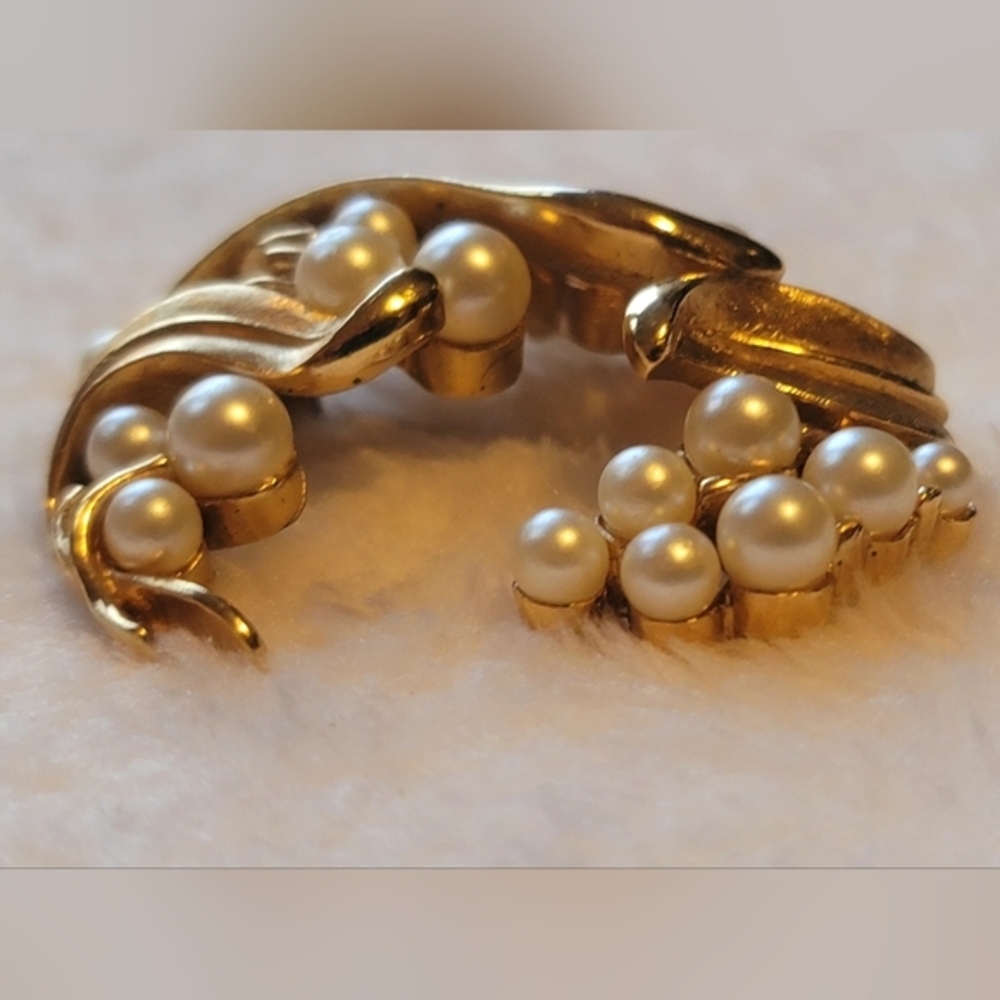 Vintage TRIFARI Gold Tone Faux Pearl Floral Leaf‎ Brooch/Pin - Picture 3 of 12